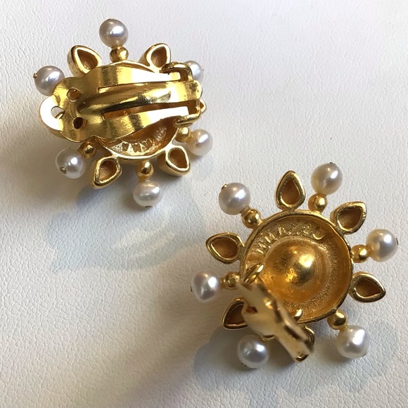 VTG METROPOLITAN MUSEUM MMA Gold Tone Faux Pearl Green Red Enamel Earrings - Picture 3 of 6